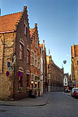 Brugge - Lungo la Oudeburg si intravede il grande mercato coperto del Markt.